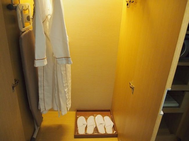 バスローブとスリッパ。<br />これで屋上のプールに着ているゲストもチラホラ見かけましたが、みっともないですね。