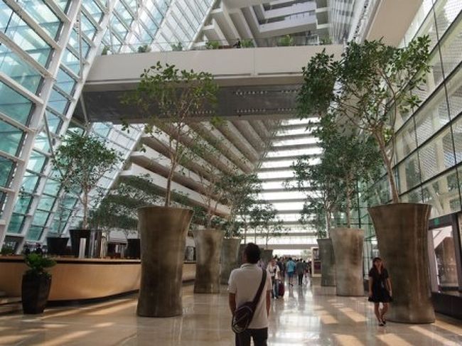 １階ロビー<br />とにかく縦にも横にも長くて広くて…