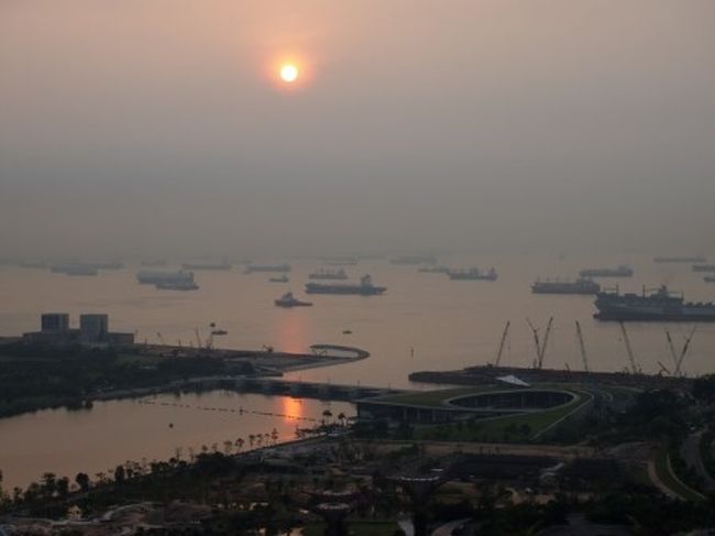 朝、部屋のベランダから。<br /><br />さすが世界屈指の貿易港、タンカーだらけ。