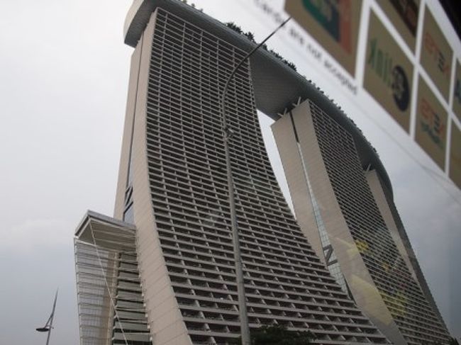 真下から見るとこんな感じ。<br /><br />安くはないけど、シンガポールだし、一等地だし、付帯設備？を考えたら満足度高いです。<br />個人的にはモール内にディンタイフォンがあったことも嬉しいポイントでした。<br /><br /><br />その他の詳細は「なんごくごくらく」でも紹介していますので、ぜひ遊びにきてください。<br />http://nikitanikita.blog98.fc2.com/blog-category-5.html<br />