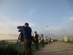 飛行機ファン・カメラファンの皆さんは飛行機が来るとカメラを構えます。
ここの皆さん、ものすごくマナーがいいですね。
みんな和気藹々と写真を撮ってます。