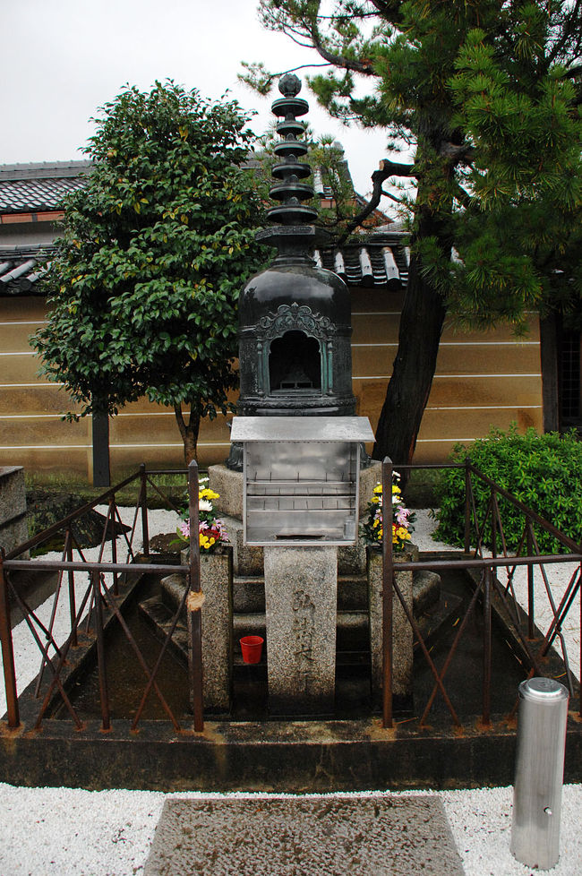 沢山並んでいた石塔や灯籠などをパチリ！