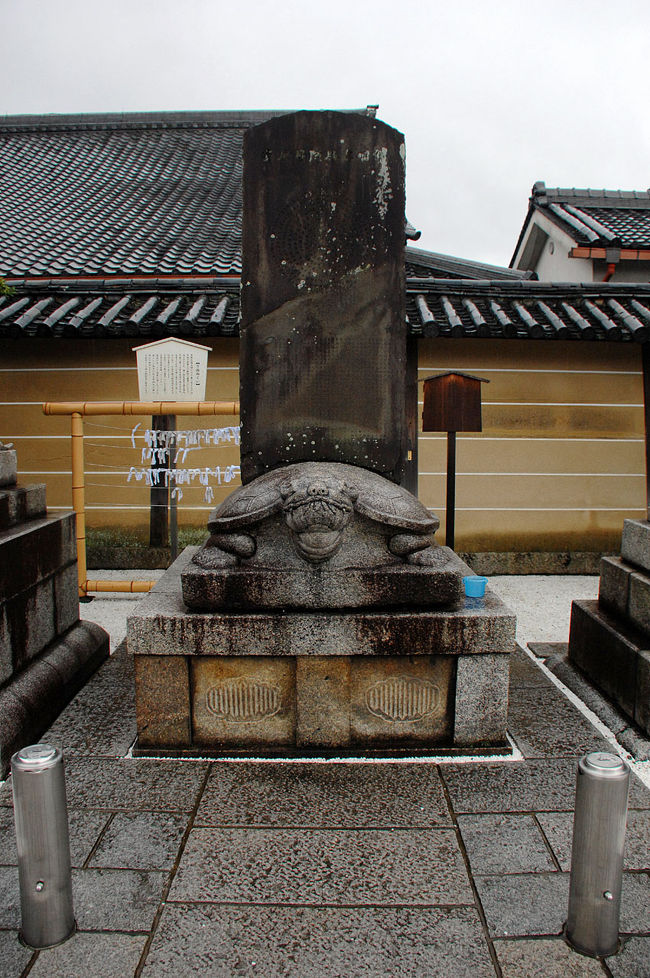 亀じゃないですよ。<br />龍の9匹の子供の長男、贔屓（ビーシー：bi Xi）です。<br />中国の文献によっては、六男だったりします。<br /><br /><br />日本で言う「贔屓（ひいき）」と、この龍の子供との関連性は不明。<br />ただ、中国語で、日本で言う「贔屓」の意味を示す場合、「贔屓」とは言わずに「徇私（しゅんし：Xun Si）」と言い、全く別物なんですね。