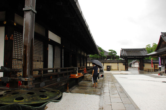 皮肉なものです。<br />雨樋が蓮の実のデザインになっています。