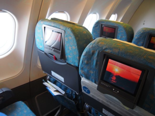 座席はこんな感じ！<br />事前に調べた情報だと、各席のモニターはない便が多いと書いてあったけど、<br />しっかり完備されていました。<br />でも使い方がわからず結局使わずでした。<br /><br />映画とかの種類はかなり少なめ。<br />でも、ベイマックス見たかったな−。先月見たけどo(｀ω´*)o