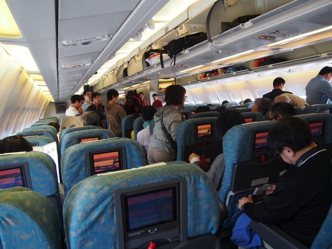 機内の様子。<br />座席間は結構狭めな印象でした。<br /><br />さわやから緑色の座席。