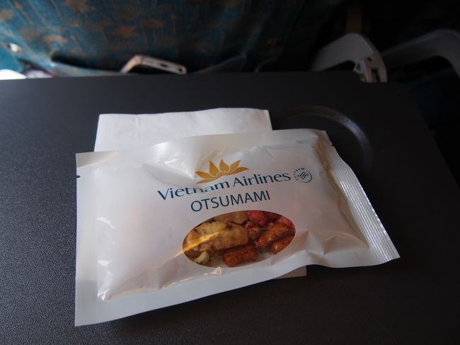 機内食の前におつまみが配らました。<br />OTSUMAMIって書いてるー！<br /><br />普通の日本のおいしいおかきでした。<br />飲み物が来るまで待とうかと思ったけれど、小腹が空いてすぐ食べちゃいました。。<br />