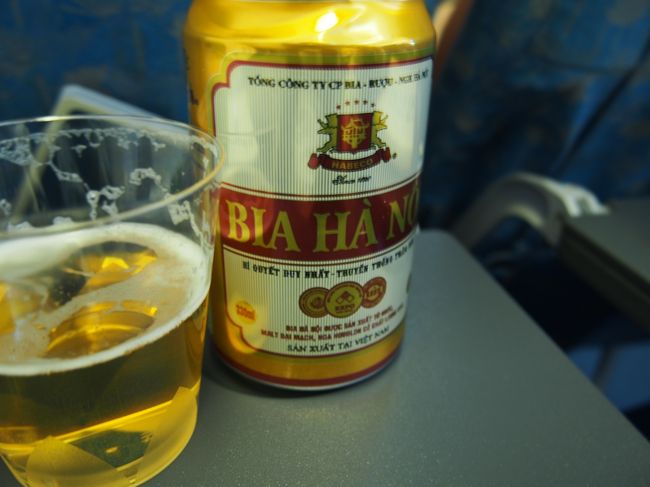 その後に来たのはお飲み物。<br />ここは、もちろん現地のビールでしょう！BIA HANOI(・∀・)<br /><br />すっきりして飲みやすいo(｀ω´*)o