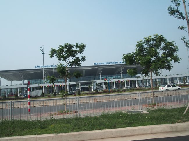 タクシーで市内に行こうと思っていたけれど、<br />時間をロスしたくなかったので、<br />すこし割高だけど、事前にホテルに送迎を依頼していました(・∀・)<br />送迎は、18USドルでした。<br /><br />到着ロビーで一人1万円ずつベトナムドンに両替してから、<br />ドライバーさんと合流して、らくらく市内へ！<br />