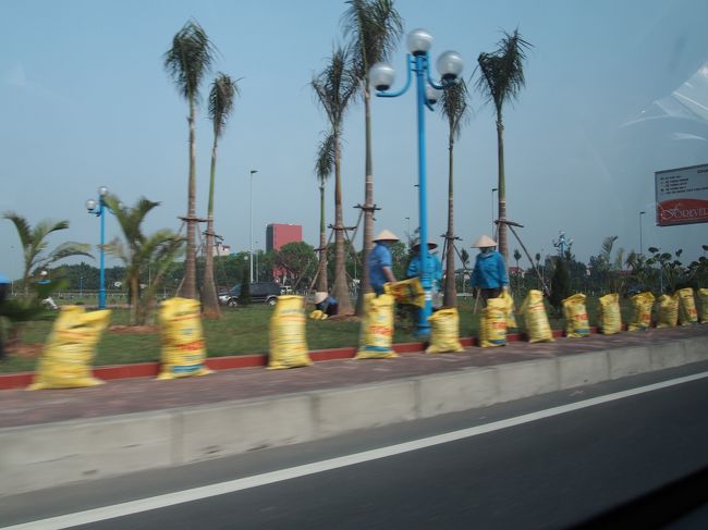 車の窓から見えた、花壇の手入れをしている方たち。<br /><br />こうやってお手入れしているから、景観が綺麗なんだろうな。<br />