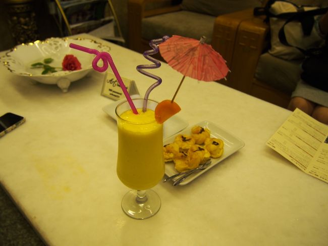 泊まったホテルはアートブティックホテルというプチホテル。<br />一泊２人で５０００円しなかったので、全然期待したなかったのに<br />しっかりしたホテルでびっくり。<br /><br />ウェルカムドリンクまで！<br />マンゴーラッシーとシュークリームみたいなプチケーキ(・∀・)<br />めっちゃおいしーい！うれしい！<br /><br />従業員さんはとってもフレンドリーで、ニコニコと対応してくれるので<br />こっちまで嬉しくなりました(o・ω・o)<br />