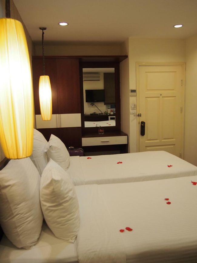 お部屋は広くはないけれど、清潔で快適なお部屋。<br /><br />ベッドはリクエストした通り、ツインでした。<br />花びらで飾り付けされていて、かわいい(・∀・)