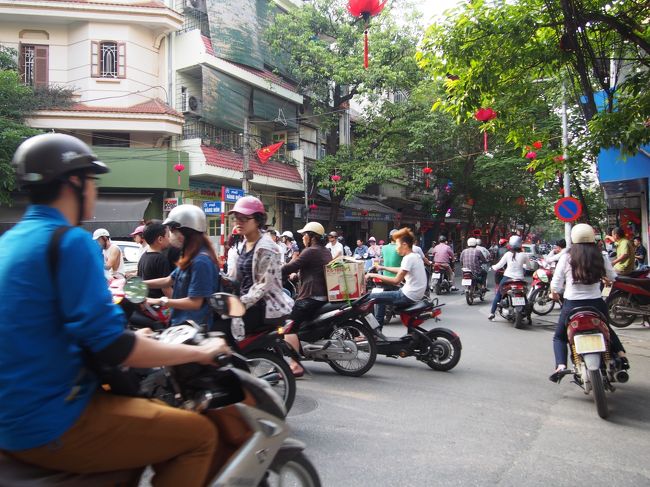 さっそく街へ！<br />すごいバイクの数！<br />ひかれないように、ドキドキしながら歩きます。<br /><br />家や店舗、それぞれに国旗が飾っています。<br />社会主義の国だから？と思ったけれど<br />ベトナム戦争終戦40周年が近いからなのかな？<br />それとも、翌日（4/26）が祝日だからなのかな？<br />