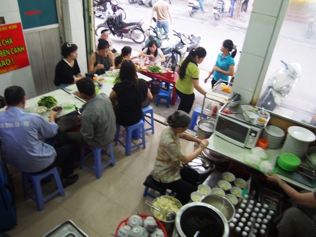 お昼にしては遅い時間だけど、一階は人がたくさん。<br />２階席に通されます。