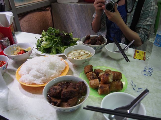 メニューを見ると、ブンチャーが一人60000ドン。<br /><br />私達は、<br />一人90000ドンの分チャート揚げ春巻きのセットと、10000ドンのお水を注文。<br />出てきてびっくり！めっちゃ量が多い！<br /><br />ブンチャーのスープが、甘めでとっても美味しいo(｀ω´*)o<br />スープに入っているお肉は二種類。ハンバーグと普通のお肉。豚肉かな？<br /><br />盛られている麺は固まっているけれど、<br />スープに入れたら、フワっとほどけます。<br /><br />揚げ春巻きも美味しかった(・∀・)<br />でも単品でよかったかも。<br />量が多くて、半分ほどしか食べきれず。<br />ごめんなさい。<br />
