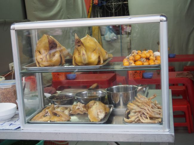 突然の鶏肉。<br /><br />そのままレイアウトするところが、なんともアジアっぽい。