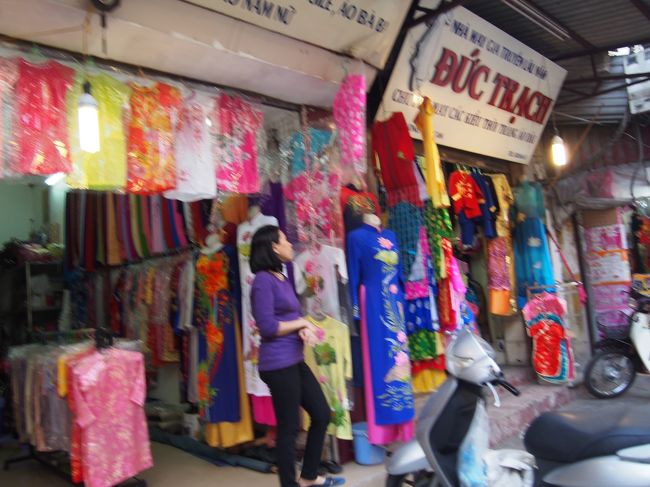 お腹いっぱいになったら、旧市街散策〜<br /><br />アオザイのお店もあります。きれーい！