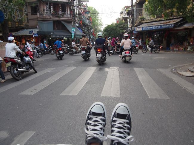 ウロウロしていたら、シクロの呼び込みが。<br />ふたりで３ドルと言っていたので、乗ることに。<br /><br />夏の気温のハノイ。風がきもちーーい！<br /><br />目的地は、ドンスアンマーケットと伝えます。<br />ただ、英語が話せない運転手さん。<br />思っていた以上にたくさんの道で曲がって、本当に目的地に着くのか不安に。<br />