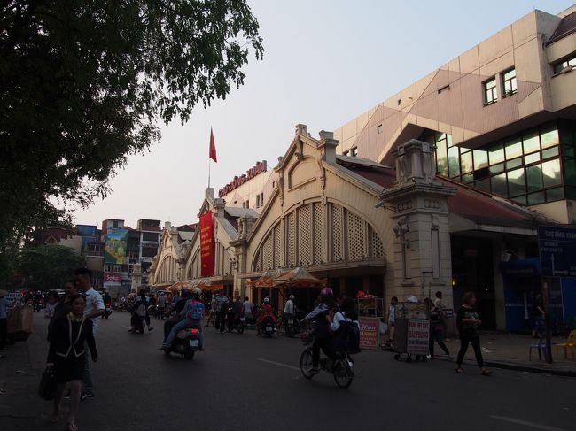 ちゃんとドンスアン市場に着いた！<br /><br />でも、降りた時に<br />一人10ドルで20ドルと請求されたので<br />NO!!とめっちゃ拒否して、結局一人3ドルずつ支払い。<br /><br />快適だったし<br />とても気持ちよく乗れたし<br />2人で6ドルなら、全然いいけれど<br />少しもやもや。<br /><br />でもそれなら、最初から6ドルと請求してくれたら<br />気持ちよく払えたのにーー。<br />ガイドブックの忠告通り、やっぱり料金トラブルになってしまった。笑<br /><br />ドンスアン市場は、<br />アオザイの変身写真館の時間が近づいていたので<br />中には入らず。<br />