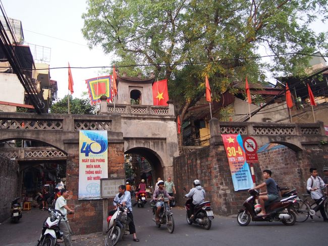 東河門<br /><br />このときは気づかなかったけれど、<br />ベトナム戦争終戦40周年の<br />ポスターが貼ってありました。<br />