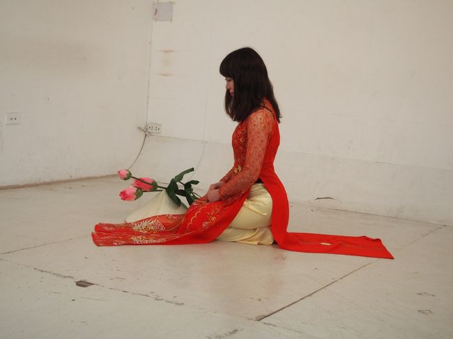 アオザイ体験！<br /><br />メイクアップしてもらって<br />アオザイを着て、写真撮影(・∀・)<br /><br />メイクは、眉毛もしっかり濃くて、リップもしっかり！<br /><br />カメラマンさんに、いろいろポーズの指定をされながら<br />たくさん写真を撮ってもらいました。<br />