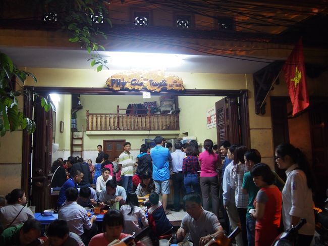 すごい行列！<br /><br />どうやら先に席をとるシステムのようだけど、<br />よく仕組みがわからない私達がそわそわしていると<br />近くにいた、現地の家族が席を譲ってくれました。<br /><br />私達の席を譲ってくれたおかげで、<br />お父さんとお母さんがバラバラの席になってしまったみたいで、<br />めっちゃ申し訳ない。<br /><br />本当に優しい(・∀・)<br /><br />