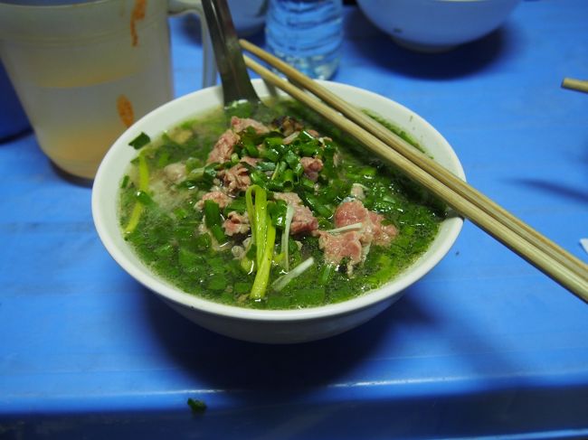 頼んだメニューは、湯で牛肉と半生の牛肉のフォーのタン・ナム<br />ひとつ50000ドン。<br /><br />本当は湯で牛肉のみのチンを頼んだのだけど、伝わらず。笑<br /><br />スープはとってもあっさりしているのだけど<br />だしが効いてておいしい(・∀・)<br />柔らかいお肉がたっぷり！<br />香草？が入っているみたいだけど、全然癖もなかったです。<br /><br />あっさりしているので、さらさらと食べきれます。<br />おいしかったー♪