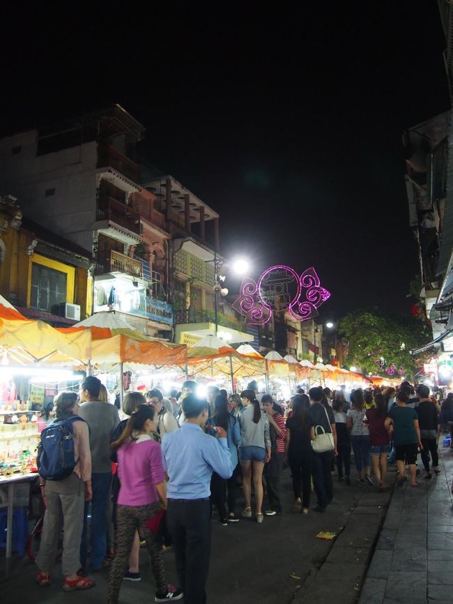 おなかがいっぱいになったところで、<br />週末だけやっているというナイトマーケットへ。<br /><br />たくさんの人で賑わってます。<br />交通は規制されて、歩行者天国になっていました。