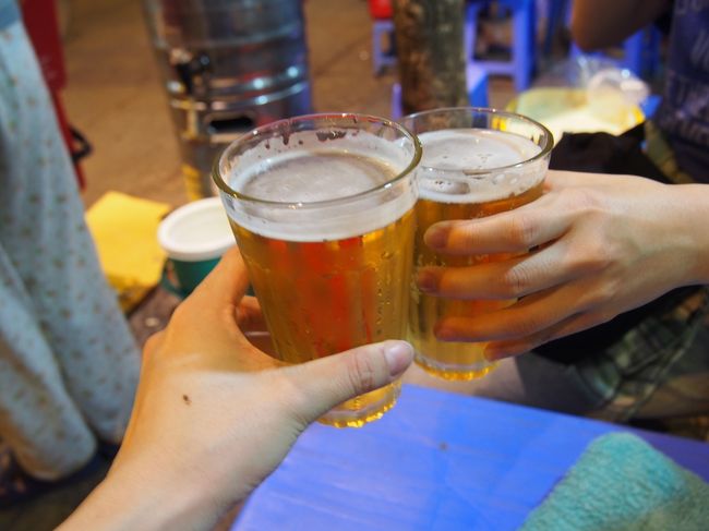 歩き疲れたので、ビア・ホイに入ってビールで乾杯！<br />一杯5000ドンです。めちゃ安い！
