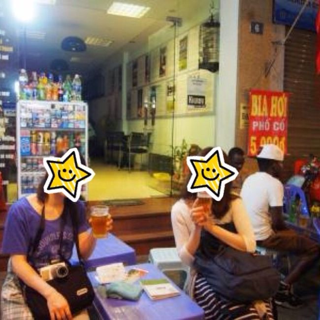 地元のお店。<br />観光客が何組か居ました。<br /><br />お店の人に撮ってもらいました。<br />