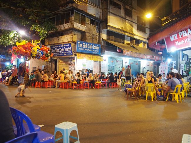 ハノイの飲食店は、プラスチックの椅子を<br />歩道に出すのが一般的みたい。<br /><br />このあと、<br />たまたま出会った韓国人に連れられて<br />もう一件はしご。<br /><br />そのあと、こっちに住んでる日本人に出会って<br />こっちのクラブに連れて行ってもらいました。<br />人生初のクラブが、まさかのハノイ。<br /><br />欧米人がたくさんいて、異国感満載。<br />でもやっぱり社会主義の国！12時になった途端に<br />公安の人たちがどんどん入ってきて、強制的に終了。<br />文化の違いを実感。<br /><br />ビアホイでのビールと<br />二軒目のビール、歩きながらの缶ビール<br />クラブでのカクテル二杯が効いて、ふらふらでホテルへ帰着。<br /><br />二日酔いに苦しめられました。