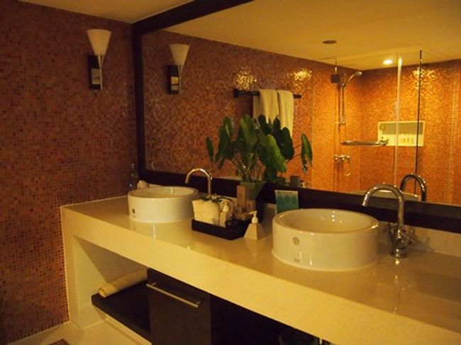 バスルーム。<br />洗面台は２つ♪