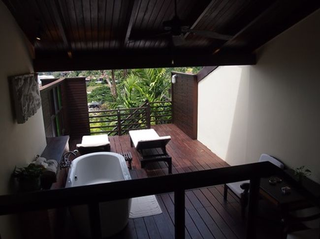 部屋の入口からベランダの眺め