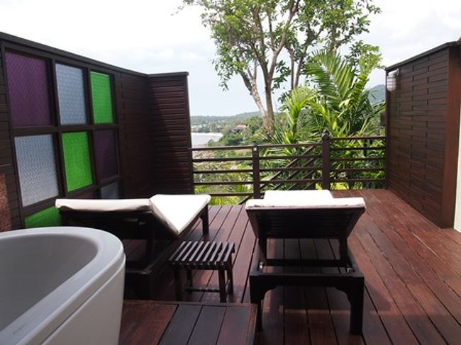 ベランダから部屋に入ります。