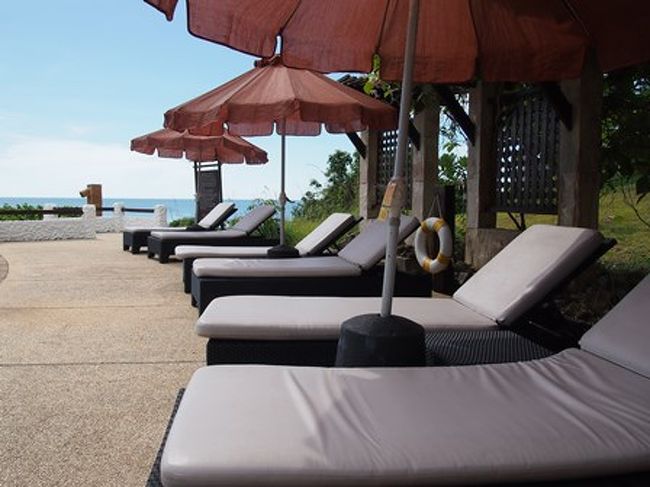 インフィニティプールのプールサイド