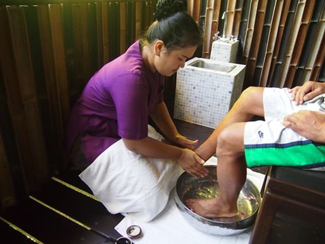 この時は４泊でタイマッサージ１回サービスでした。<br />タイマッサージでも足湯。