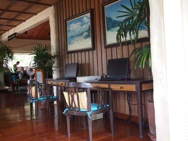 ロビーにはパソコンもありました。<br /><br /><br /><br />とにかく部屋によっては心臓破りの階段が待っています。<br />（私たちの部屋はその中でも大変なほうだったから余計かな？）<br /><br />でも、シャレーでなければそれなりの覚悟はしておいたほうがいいと思います。<br /><br /><br /><br />サムイ島、トンサイベイのその他の情報はぜひ「なんごくごくらく」へ<br />http://nikitanikita.blog98.fc2.com/blog-category-7.html