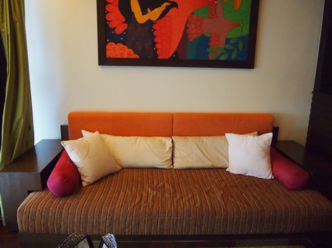 リビングのソファー<br />大きくて、ここでも十分寝れそうです。