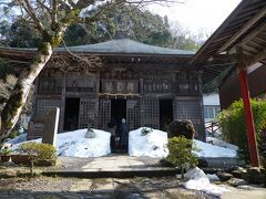 修禅寺に対面した鹿山の麓にある、尼将軍と呼ばれた北条政子が息子頼家の冥福を祈り菩提所として建立したものです。数千巻の経文を寄進し菩提を弔ったといわれていますが大半は散失し、現存するものはわずか８巻しか残っていません。そのうちの第２３巻が静岡県指定文化財として修禅寺宝物館に置かれています。
この建物は伊豆最古の木造建築といわれている。

が・・・全てにおいて、劣化が激しい。あちらこちらが朽ちている。勿体無いことだ・・・行政で修復に当たらないのかなぁ・・・