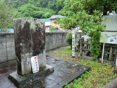 徳洲会病院から歩いて５分もしない所に樺崎砲台跡がありました。
江戸末期に黒船がしばしば出没する様になって防備のため1855年に造られたとの説明がありました。