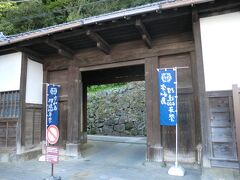 武家長屋門にでました。
宇和島駅にはこちらが近いのでここから宇和島城を目指す人が多いようです。