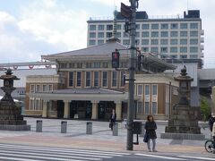 JR奈良駅に到着。早朝なので人もまばら。まずはホテルに荷物を置きに。
1泊目は