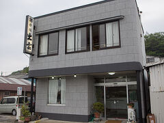 17時過ぎ、呼子に到着。予約しておいた旅館「出雲」を探しましょう、と港沿いの道を走っていると、すぐに見つかりました。
こじんまりとした旅館です。