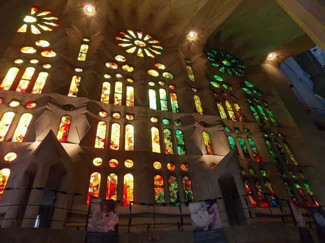 両側のステンドグラスは、朝日で照らされていて言葉にできない