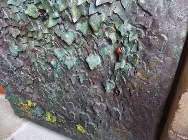 扉にさえ工夫が凝らしてあります<br /><br />てんとう虫や、カブトムシ