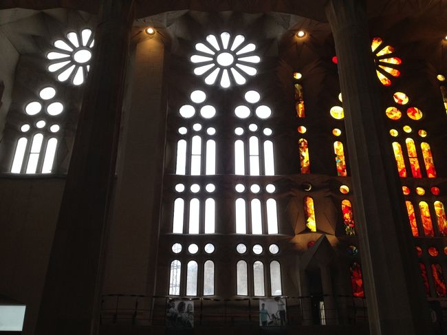 まだステンドグラスがはめられていなかったり