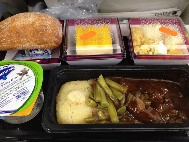 機内食も、なんだかよくわかりません<br /><br />こうなると、早く日本のご飯がたべたいよ