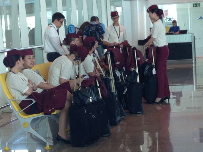 カタール航空のCAさんたち<br />おっきな声で談笑<br />こんな見えるところでいいんですか<br /><br />私はいいんですが、なんだかね･･・