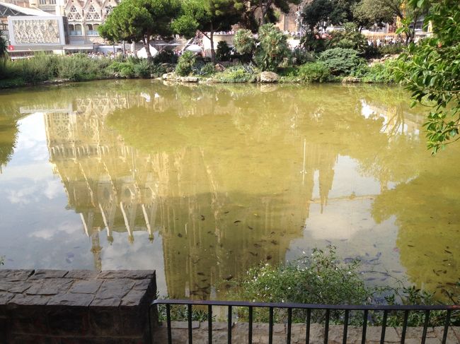 水面に映るサグラダファミリア<br /><br />逆さだファミリア(^o^)ノ