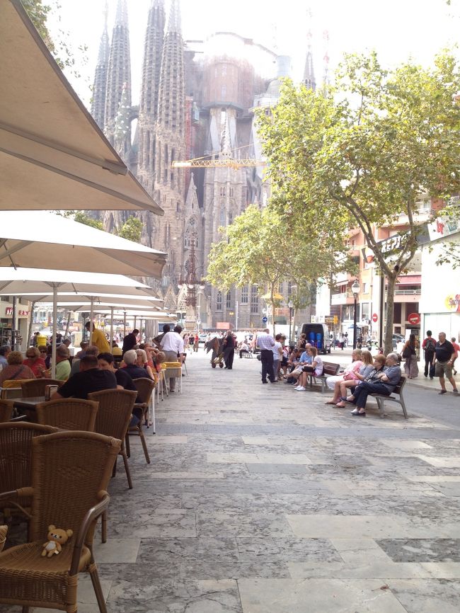 空港に向かう時間が近づいて、とっても名残惜しい<br /><br />ホテルに荷物を取りに帰りがてら、サグラダファミリアの見えるガウディ通りのテラスでごはん